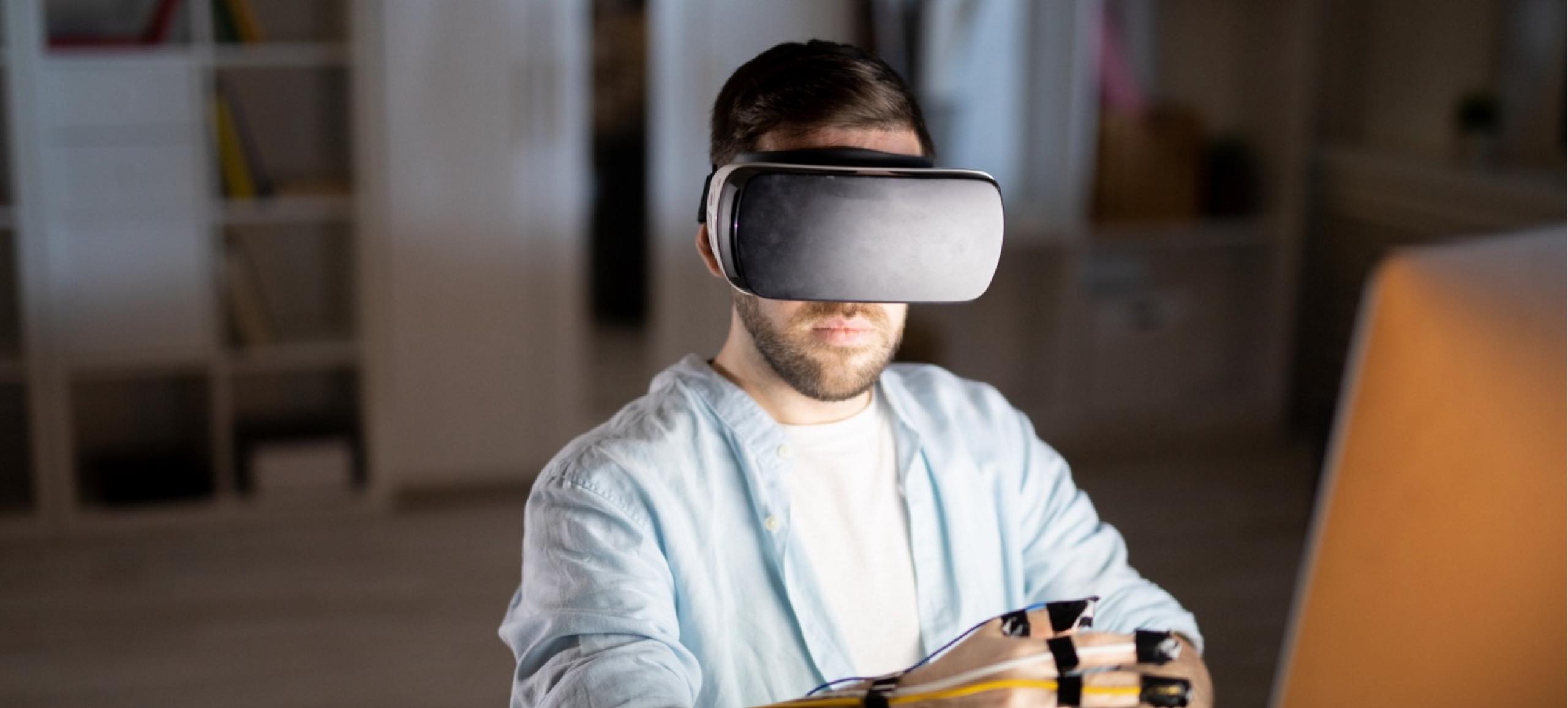 كيف يمكن لتقنيات الواقع الافتراضي والمعزز أن تغير من نمط حياتنا؟
